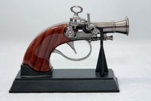 Isqueiro formato pistola com suporte